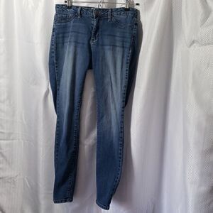 Jessica Simpson Jeans. Kiss Me. 3 Pocket; Skinny; Ample Stretch. EUC Size 29.